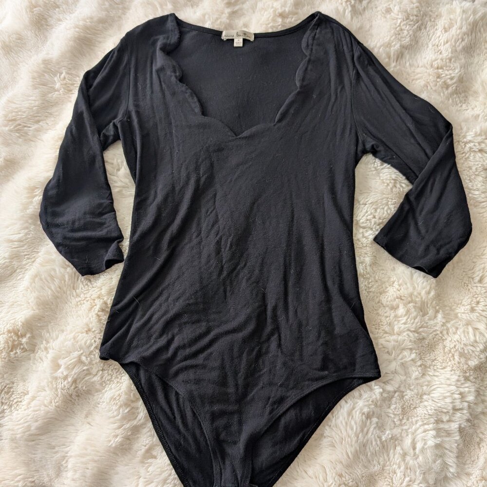 Nine Britton Black Scallop V-Neck Bodysuit – Women’s Size M